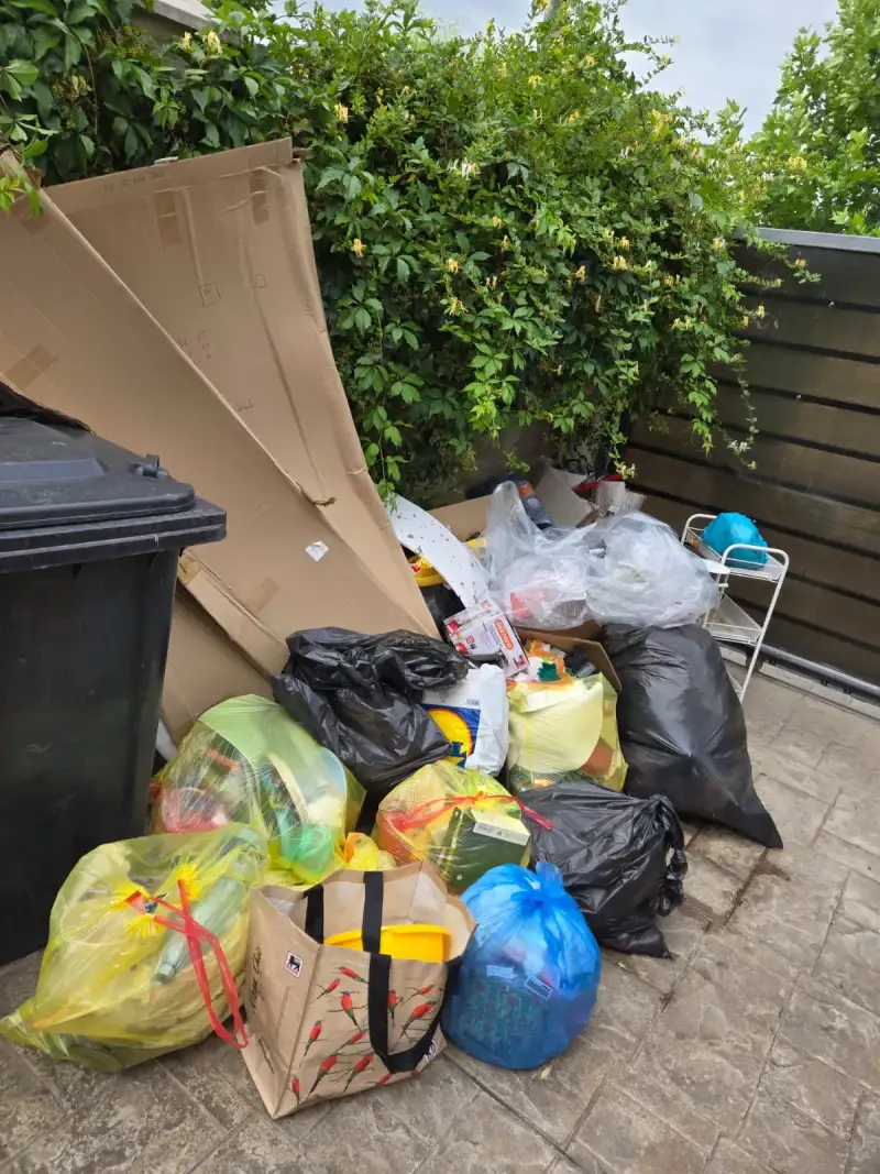 Apartament 3 camere plin cu mobilă veche și electrocasnice în Sector 2