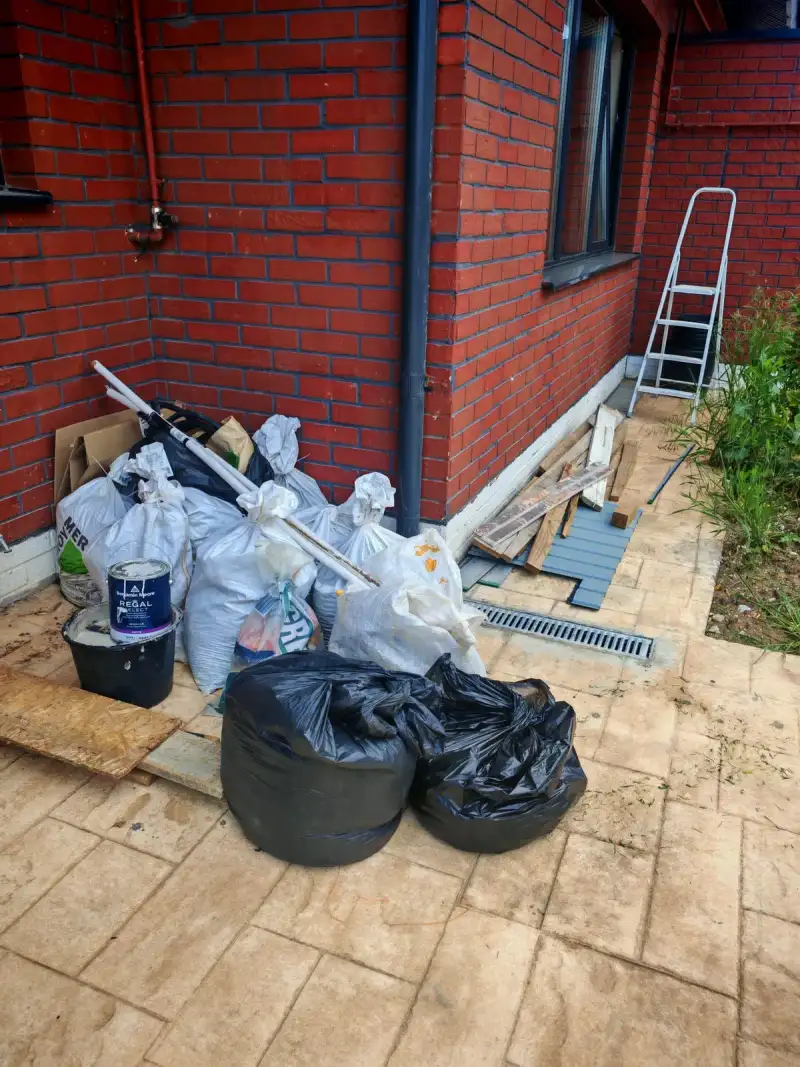 Garsonieră plină cu mobilă veche și obiecte de evacuat în Popești-Leordeni